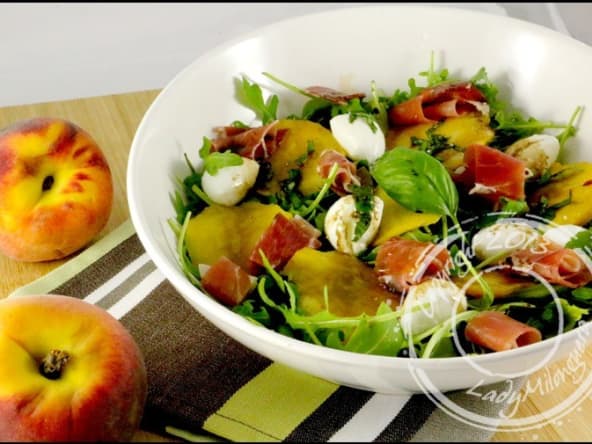 Salade caprese de pêche et jambon de Parme à la Jamie Oliver