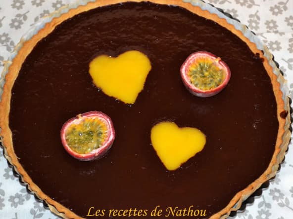Tarte au chocolat noir, coeurs coulis de mangue et fruit de la passion