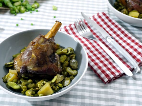 Souris d'agneau confites aux fèves et petits pois