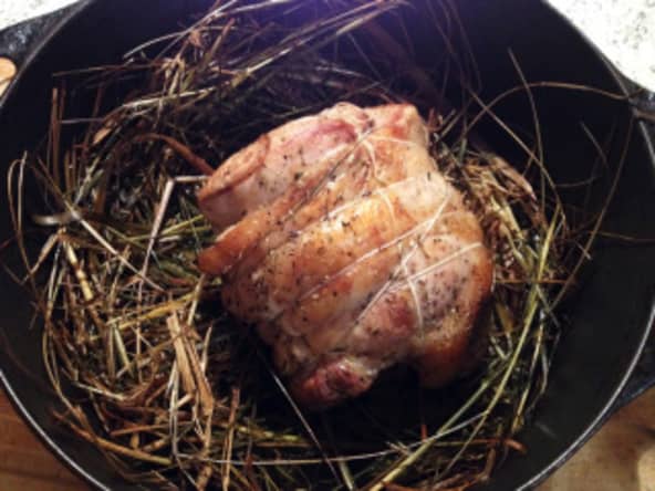 Selle d'agneau cuite au foin