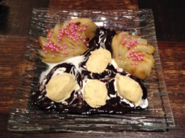 Poires cuites, glace vanille et sauce chocolat