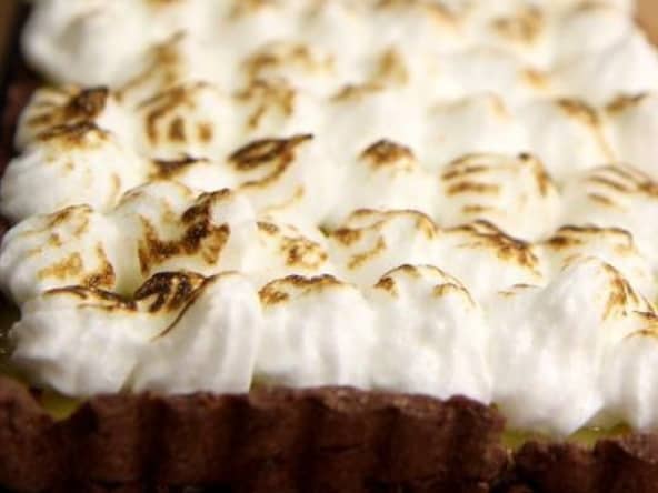 Tarte au chocolat citron vert et gingembre meringuée