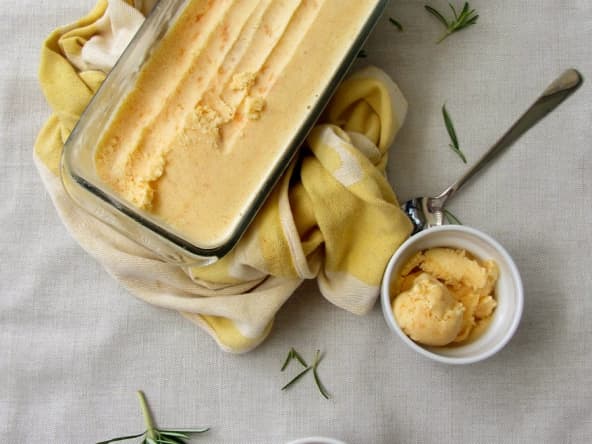Glace aux abricots, romarin et mascarpone