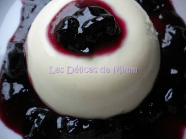 Panna cotta à la vanille, sauce aux myrtilles