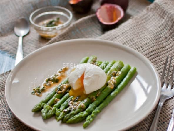 Salade d'asperges tièdes et oeufs mollets