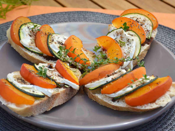 Crostinis aux abricots, courgette et fromage de chèvre