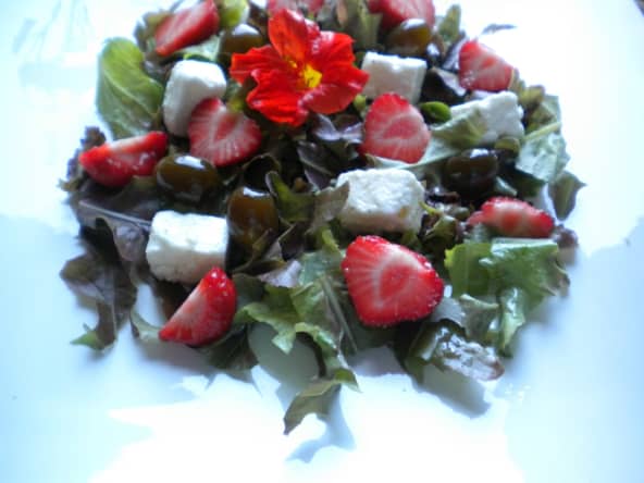 Salade estivale feta, fraises et olives confites, vinaigrette vanillée