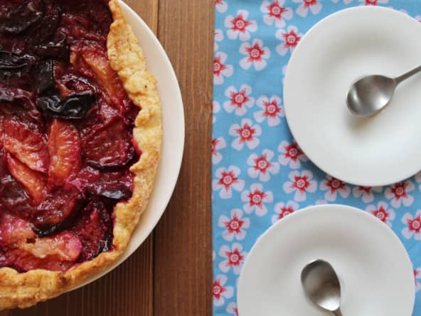 Tarte à l’ancienne aux prunes et à la cannelle
