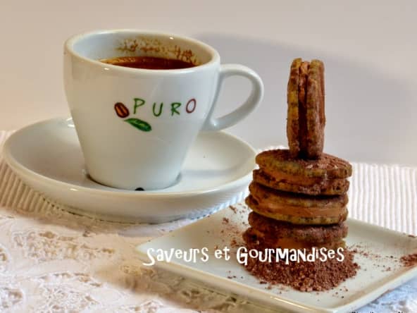 Biscuits fourrés café-chocolat.