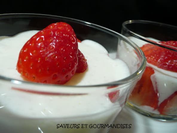 Mousses de yaourt aux fraises.