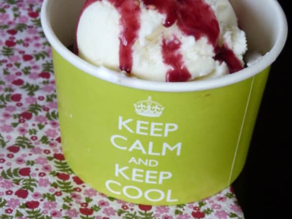 Glace au yaourt et citron, quetsches tièdes au vin épicé
