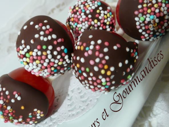 Sucettes de tomates cerise au chocolat.