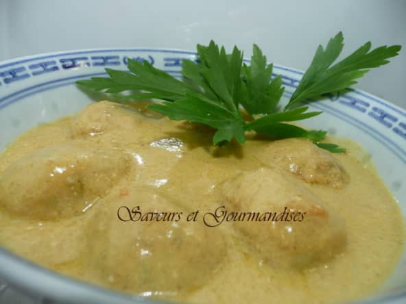 Curry de boulettes de poulet au lait de coco.