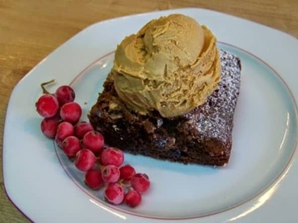 Brownie noix, noisettes, cranberry et fèves de cacao
