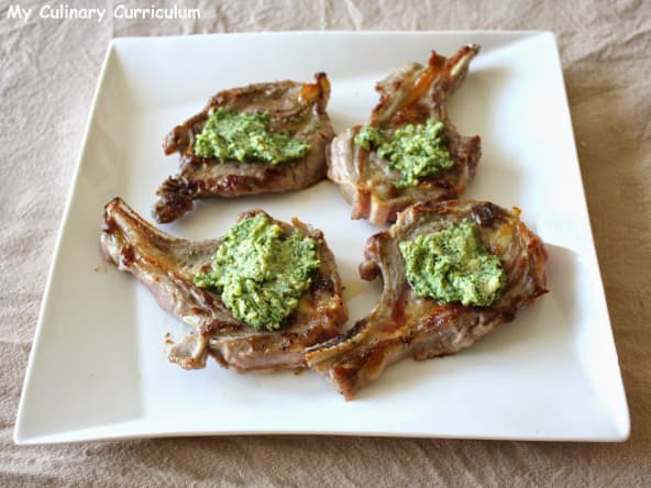 Côtelettes d'agneau et leur beurre composé de persil aux noix
