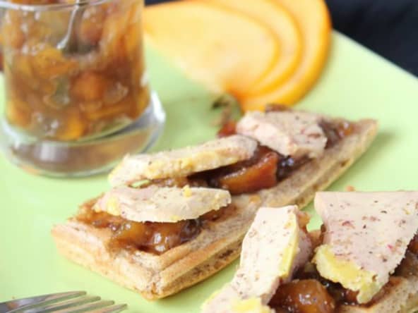 Foie gras sur gaufre au pain d'épices et chutney de kaki pour les fêtes
