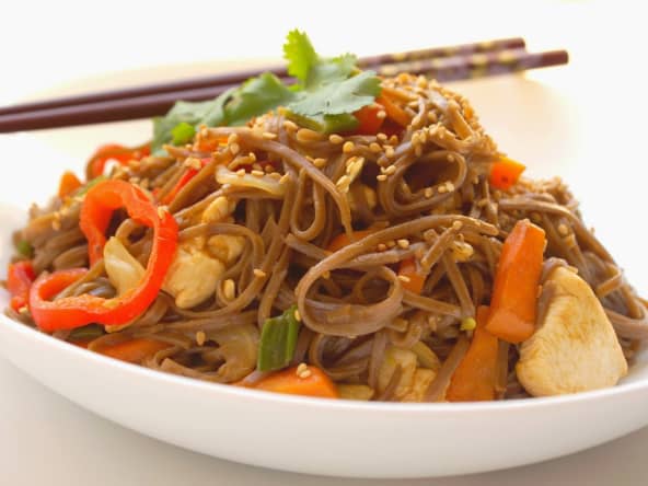 Wok de légumes et nouilles soba sautées