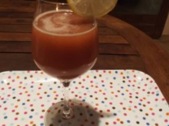 Cocktail sans alcool aux jus de cranberry orange et à la framboise