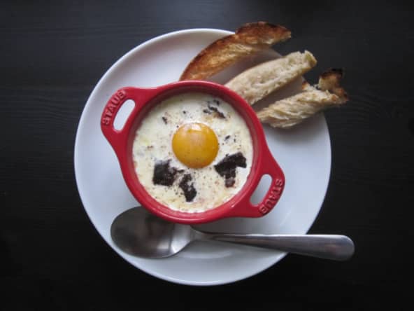 Œuf cocotte coulant et boudin noir émietté
