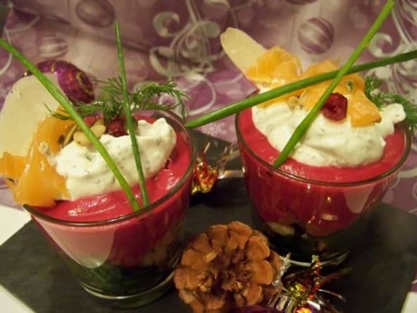Mousse de betterave sur lit de pousses d'épinards, saumon fumé et chantilly