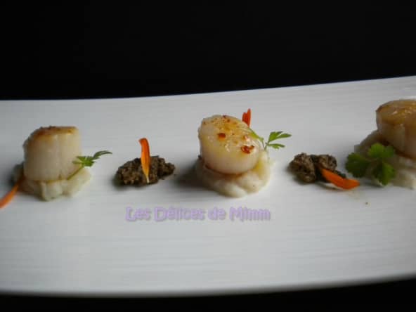 Noix de Saint-Jacques poêlées, purée de topinambour et tapenade au basilic