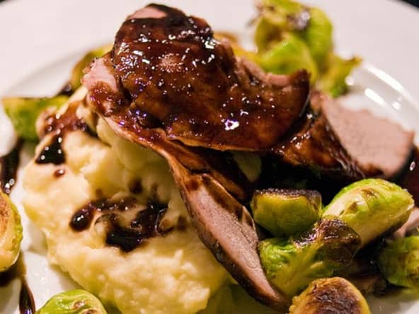 Rôti de sanglier mariné au vin rouge