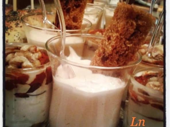 Verrine de mousse de foie gras, compotée de figues et mouillettes de pain d'épices