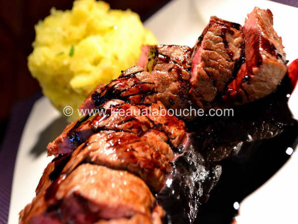 Rumsteak et Miroir Au vin Rouge Avec Écrasée de Pommes de Terre