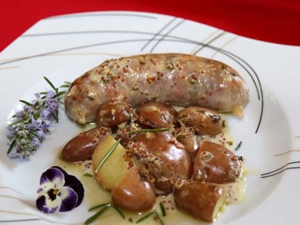 Andouillette au vin blanc sauce moutarde à l'ancienne, un classique de la cuisine de bistrot