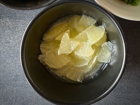 Lever des suprêmes de citron
