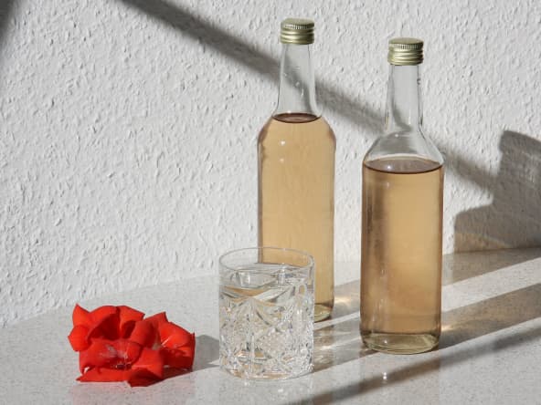Bouteilles de sirop de pétales de roses