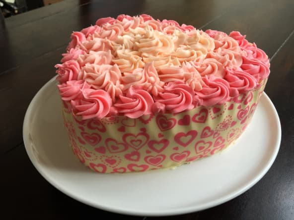 Cake en forme de coeur recouvert de crème au beurre