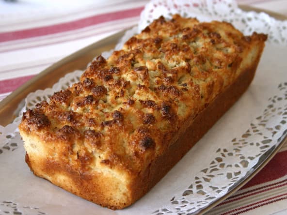 Cake à la noix de coco sur plateau de service