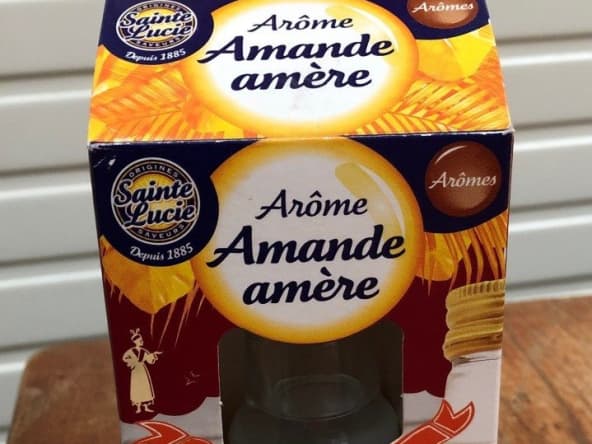 Flacon d'arome d'amande amère