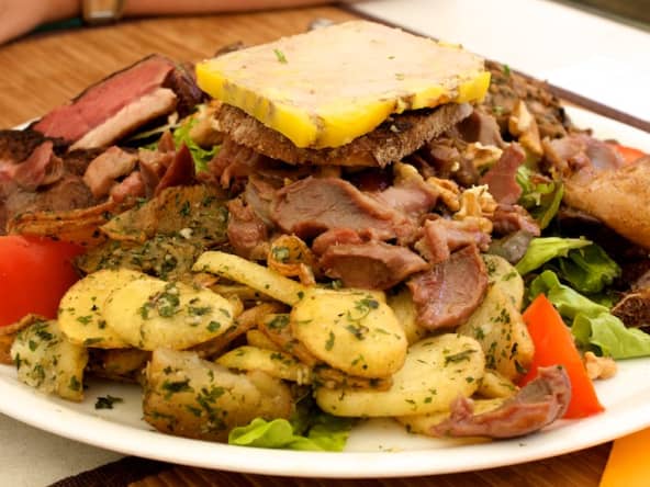Salade périgourdine servie dans un restaurant.