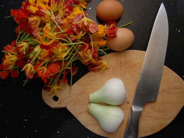 Préparation d'une omelette de fleurs