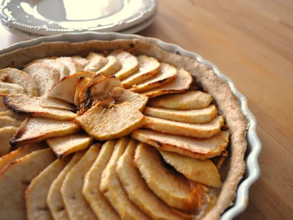 Tarte aux pommes et assiettes blanches