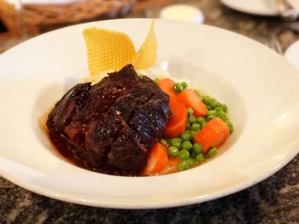 Daube de boeuf, petits pois et carottes