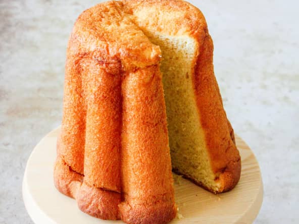 Gâteau battu sur un socle en bois