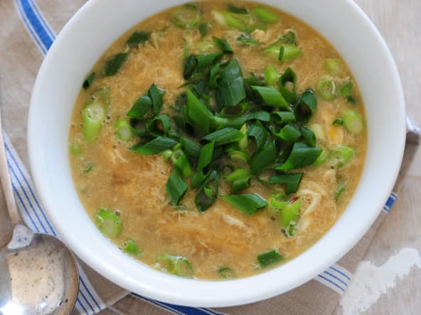 Bol de soupe de pois chiches aux oeufs