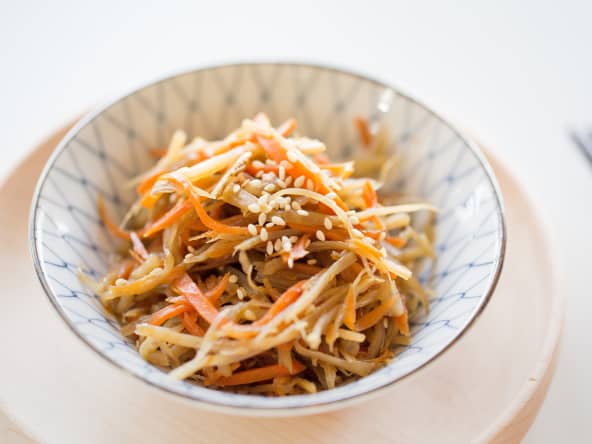 Bol de kinpira gobo sur assiette blanche