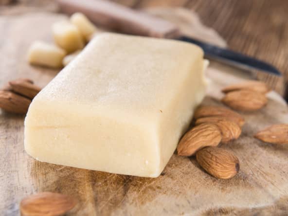 Bloc de pâte d'amande blanche
