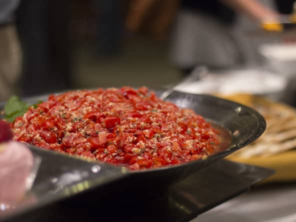 Sauce salsa dans une assiette pour l'apéritif