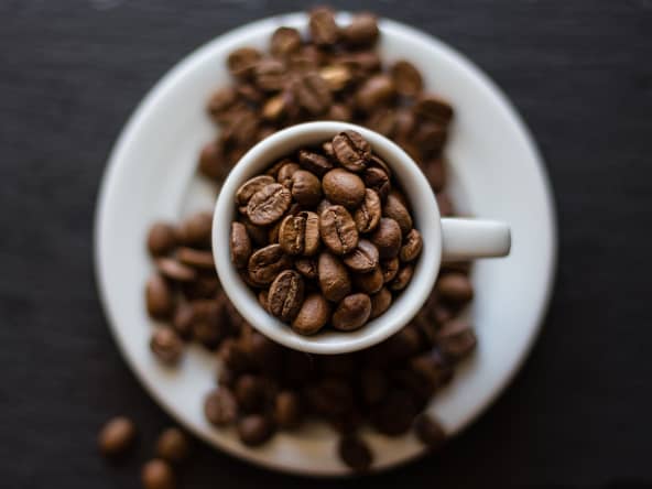 Grains de café dans une tasse