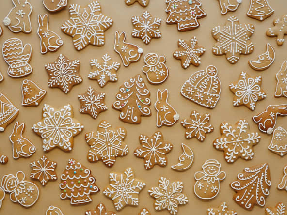 Biscuits de noël en forme d'étoiles, sapins, bonnets, lapins, chaussettes...