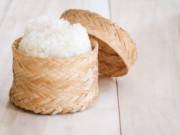 Riz gluant dans un panier en bambou