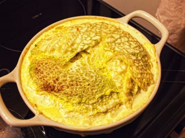 Chou farci dans un plat à gratin