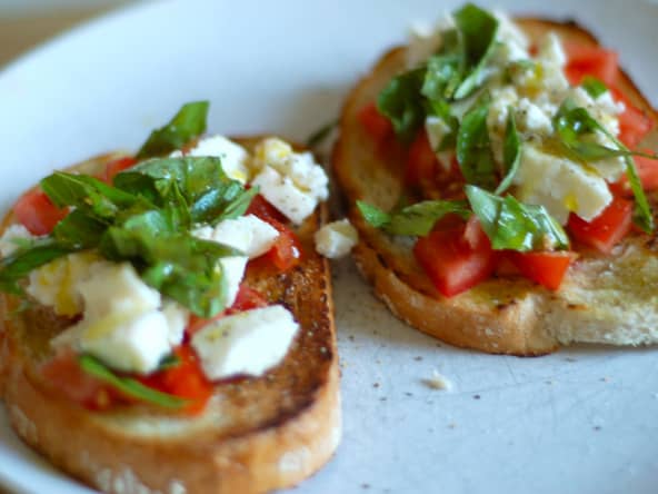 Tartines grillées tomate, fromage, basilic