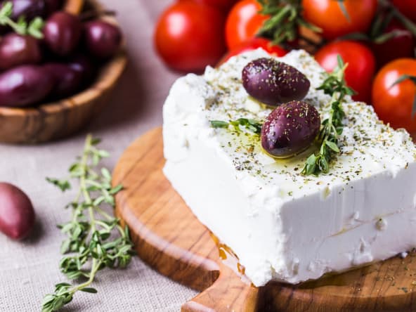 Feta sur planche avec thym et olives