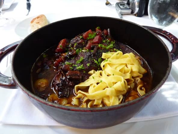 Coq au vin et tagliatelles fraîches